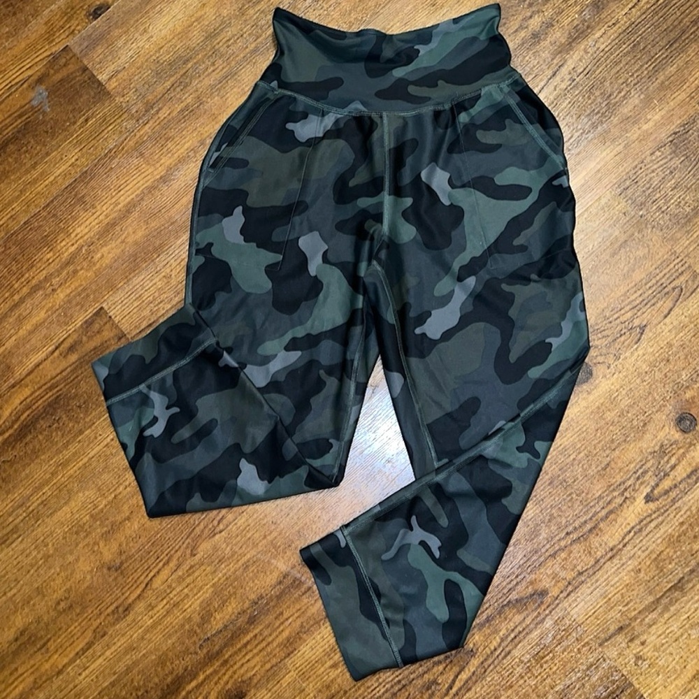LAST CALL Old Navy Active Green Gray Camo Performance Cuffed Joggers Size S - Picture 3 of 12